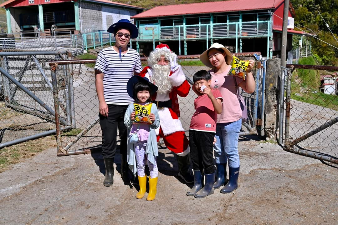 聖誕老公公是不是跑錯棚了XD

其實這次參加的家庭很多都是原…