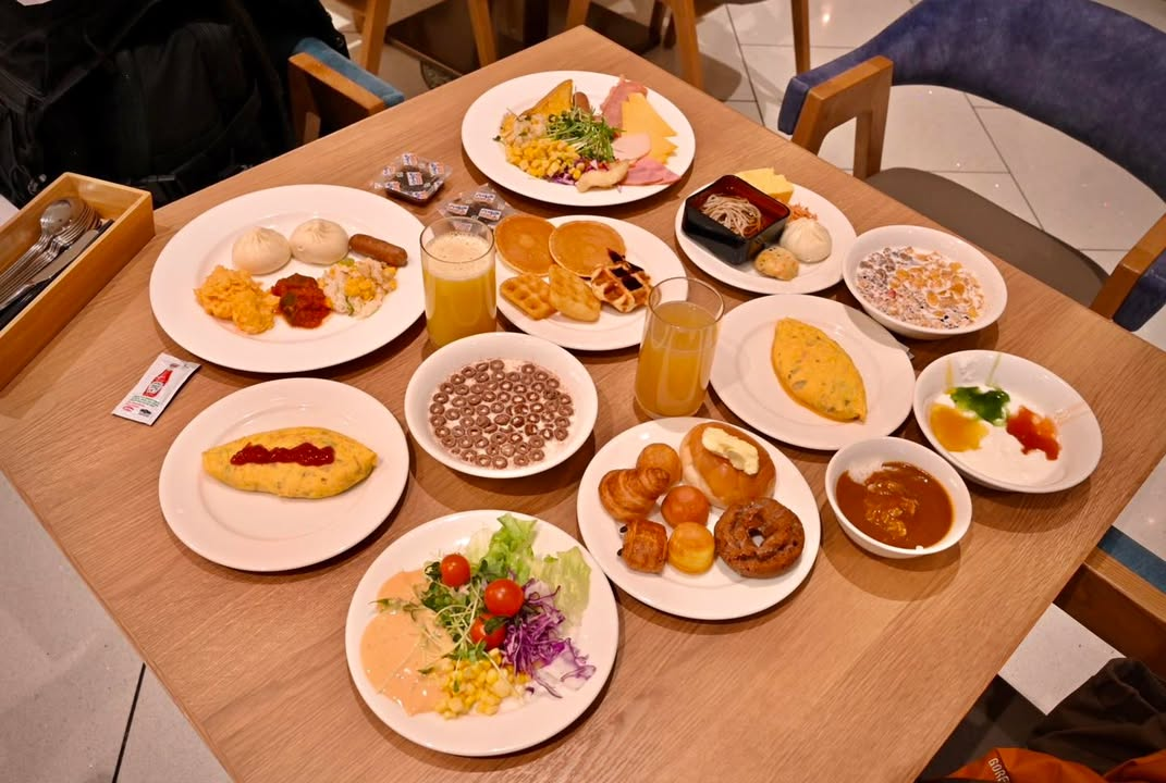 豐盛的早餐吃完後，搬家到隔壁的飯店，天啊，這飯店大廳也太漂亮…